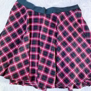 🌺FOREVER21 | Red and black plaid mini skirt